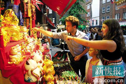 На фото: в китайском квартале (Чайна-таун) лавки на улице привлекают большое количество иностранцев, они очень интересуются китайскими традиционными художественными изделиями ручной работы.
