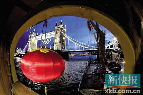 Перекликаясь с Тауэрским мостом, с огромными олимпийскими кольцами, традиционный китайский красный фонарь ночью был особо эффектным.