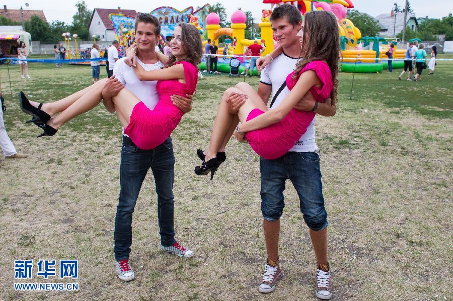 21 июля в Венгрии прошел 13-й фестиваль близнецов, где они позировали для групповых снимков.