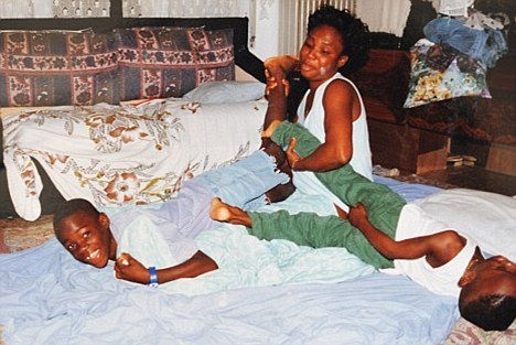 Десятилетний Балотелли (слева) со своей матерью и младшим братом 
