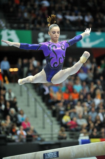 18-летняя российская талантливая гимнастка Алия Мустафина считается преемницей Хоркиной. В апреле на Чемпионате Европе ее колено было тяжело повреждено, лечилось целый год. 