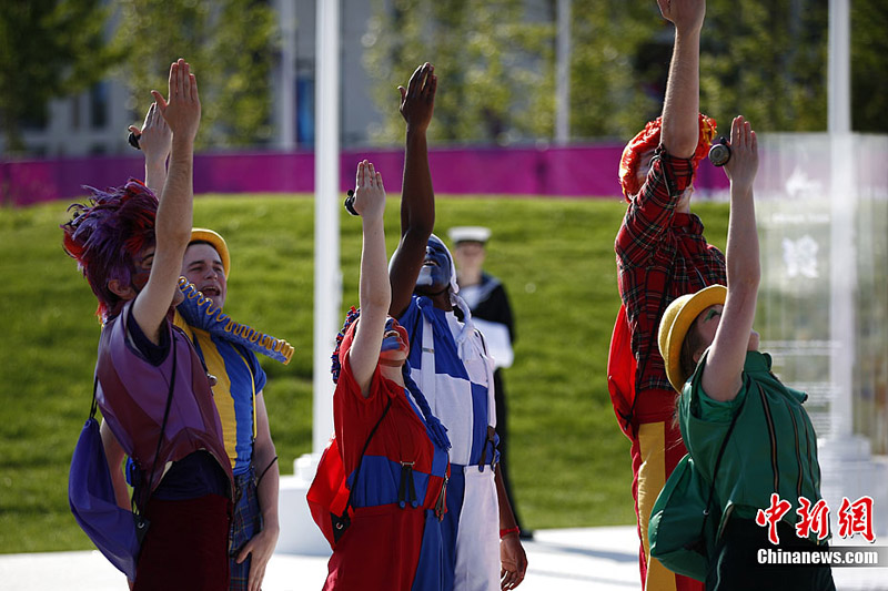 22 июля в Лондоне (Великобртитания) прошла церемония вступления спортивных делегаций различных стран и регионов в Олимпийскую деревню. Приветственные выступления организаторов были наполнены драматическими оттенками.