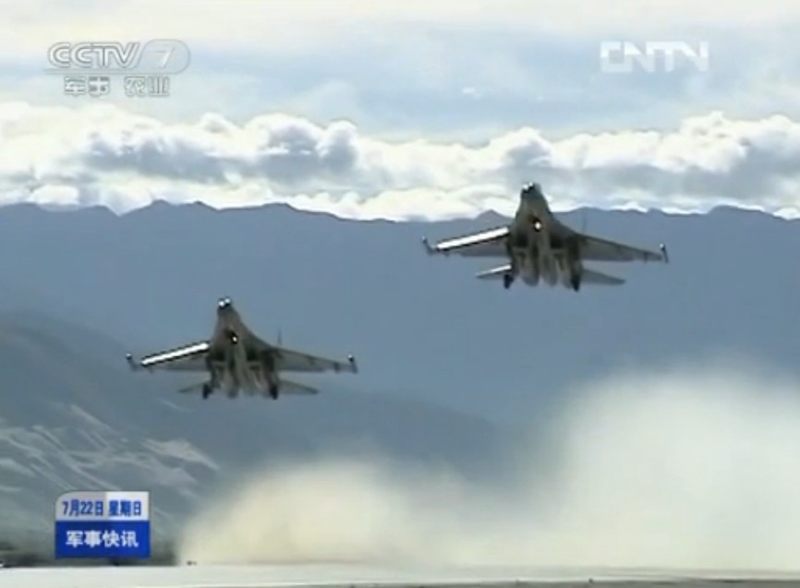 Полет истребителей 'Цзянь-11' в высокогорье