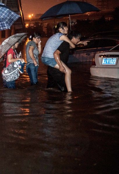 Люди помогают друг другу во время ливня 10