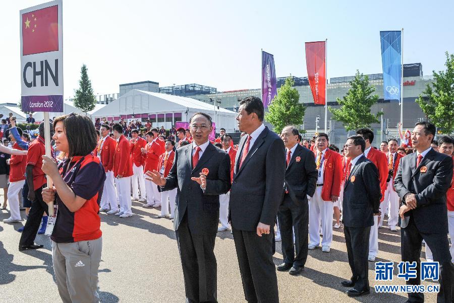 Спортивная делегация КНР в среду устроила в Олимпийской деревне в Лондоне церемонию поднятия национального флага. Это событие ознаменовало собой начало участия китайской сборной в Олимпиаде-2012. 