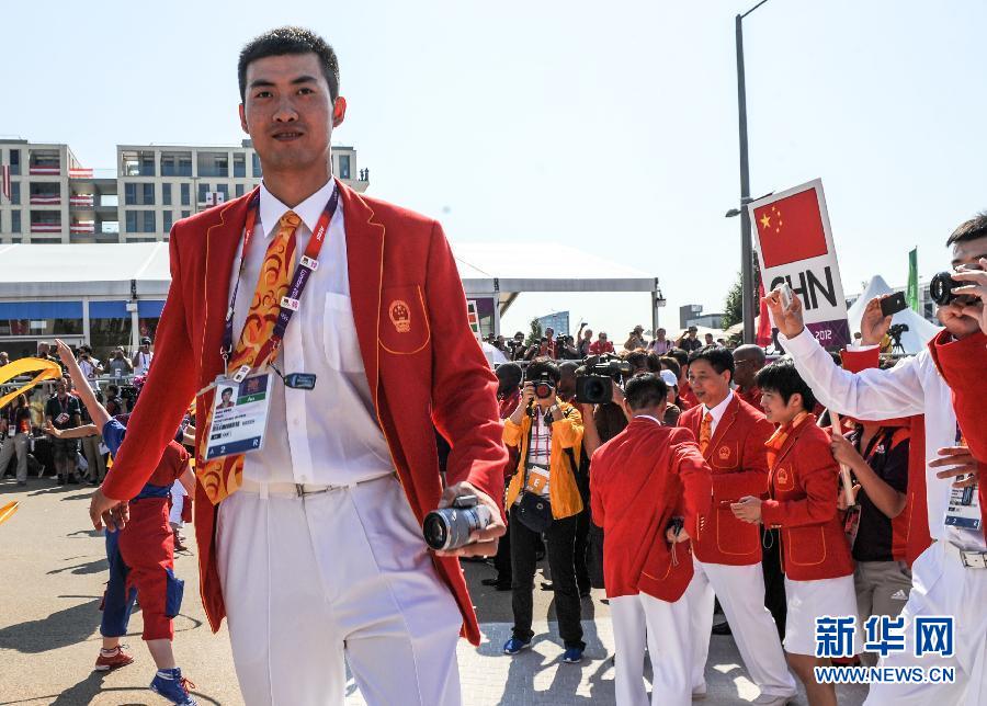 Спортивная делегация КНР в среду устроила в Олимпийской деревне в Лондоне церемонию поднятия национального флага. Это событие ознаменовало собой начало участия китайской сборной в Олимпиаде-2012. 