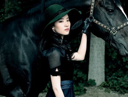 Стильная красотка Лю Ифэй на обложке модного журнала 