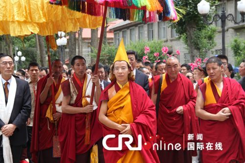 Панчен-лама 11-й Эртни Чоэлки-Кялбо поклонился перед храмом «Дачжаосы» и провел буддийские мероприятия