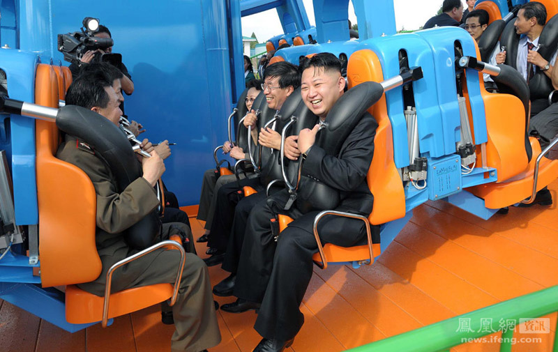 25 июля первый председатель Государственного комитета обороны КНДР Ким Чен Ын с супругой присутствовали на церемонии завершения строительства народного парка развлечений на острове Рунгна в Пхеньяне, где лидер Северной Кореи на себе испытал устройства аттракционов.