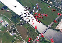 88 парашютисток показали в небе рекордный цветок
