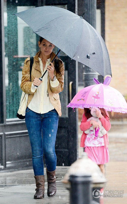 Сури Круз со своей мамой Кэти Холмс в прогулке под дождем 