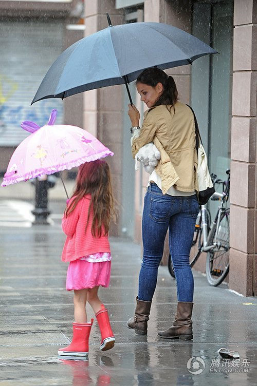 Сури Круз со своей мамой Кэти Холмс в прогулке под дождем