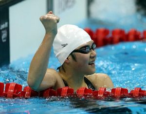 Китаянка Е Шивэнь завоевала золотую медаль в комплексном плавании на 400 метров на лондонской Олимпиаде с мировым рекордом