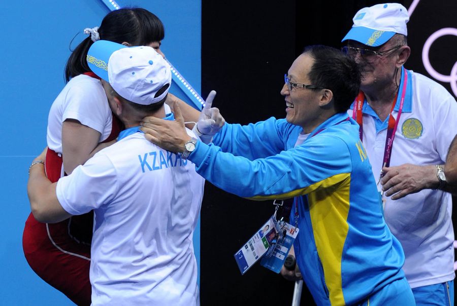 Казахстанская тяжелоатлетка Зульфия Чиншанло завоевала вторую золотую медаль для Казахстана на Олимпийских играх в Лондоне, улучшив мировой рекорд в весовой категории до 53 кг.