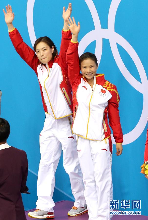 Китаянки У Минься и Хэ Цзы завоевали золото Олимпиады-2012 в Лондоне в синхронных прыжках в воду с 3-метрового трамплина с результатом 346,20 балла.