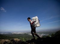 13-летний юноша поднимается в горы с ящиком огурцов для продажи туристам, чтобы помочь семье