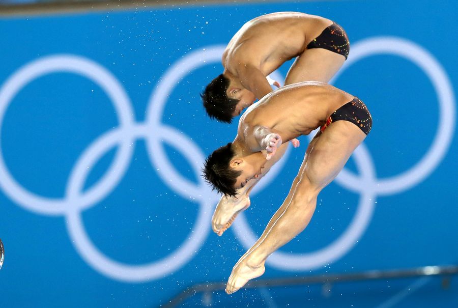 Китайцы Цао Юань и Чжан Яньцюань завоевали 'золото' Олимпиады-2012 в Лондоне в синхронных прыжках в воду с 10-метровой вышки с результатом 486,78 балла.