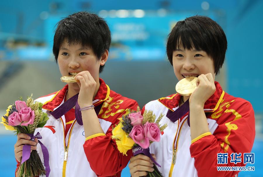 Китаянки Чэнь Жолинь и Ван Хао завоевали 'золото' Олимпиады-2012 в Лондоне в синхронных прыжках в воду с 10-метровой вышки с результатом 368,40 балла.