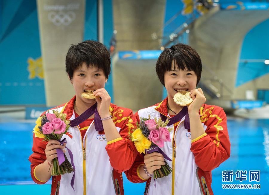 Китаянки Чэнь Жолинь и Ван Хао завоевали 'золото' Олимпиады-2012 в Лондоне в синхронных прыжках в воду с 10-метровой вышки с результатом 368,40 балла.