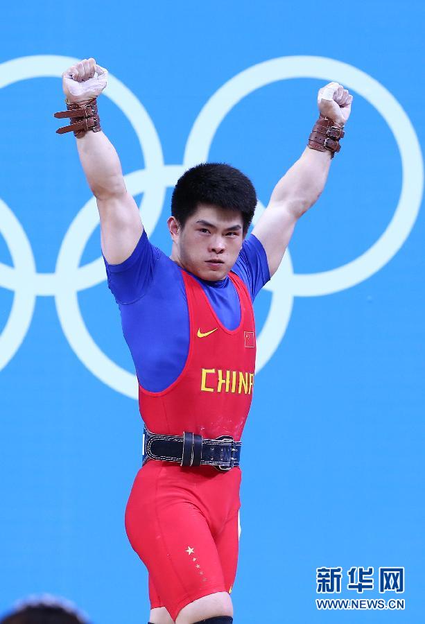 Китайский штангист Линь Цинфэн выиграл золотую награду Олимпиады в Лондоне в тяжелой атлетике в весовой категории до 69 кг с результатом 344 кг /157+187/.