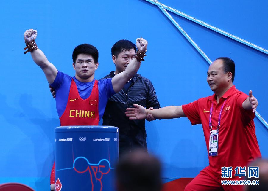 Китайский штангист Линь Цинфэн выиграл золотую награду Олимпиады в Лондоне в тяжелой атлетике в весовой категории до 69 кг с результатом 344 кг /157+187/.