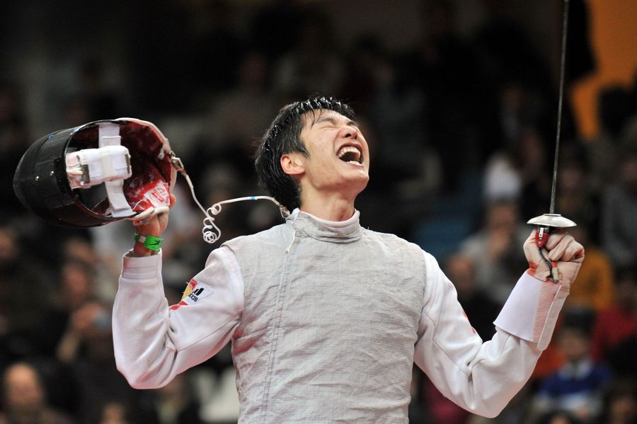 Китайский фехтовальщик Лэй Шэн выиграл золотую медаль Олимпиады в Лондоне в индивидуальном турнире рапиристов. Он в финале победил египтянина Алаэлдина Абулькассема со счетом 15:13.