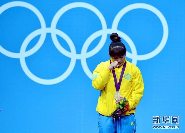 Тяжелоатлетку, которая принесла золото своей команде, зовут Майя Манеза.