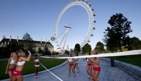 Замечательные моменты Олимпиады: сексуальные модели играют в пляжный волейбол или демонстрируют свои фигуры?