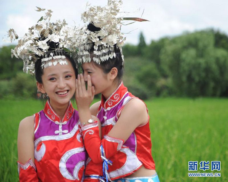 Народность Шуй весело празднует 'Восточный День Всех Влюбленных'