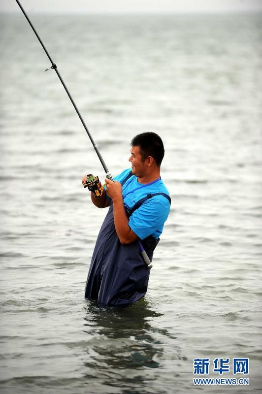 Соревнования по рыбной ловле на озере Улуньгу в Синьцзяне 1
