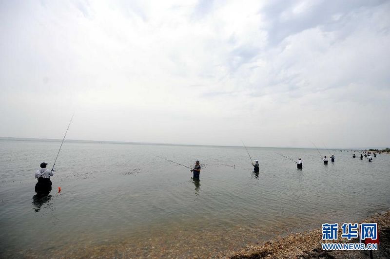 Соревнования по рыбной ловле на озере Улуньгу в Синьцзяне 2