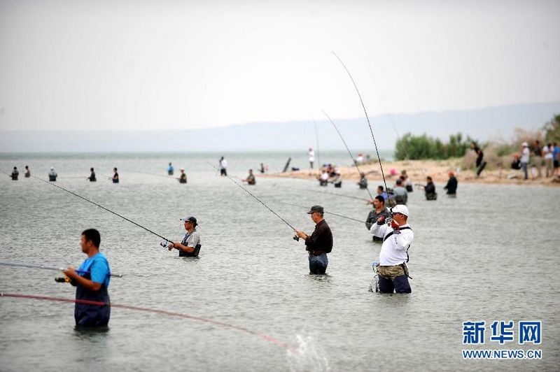 Соревнования по рыбной ловле на озере Улуньгу в Синьцзяне 3