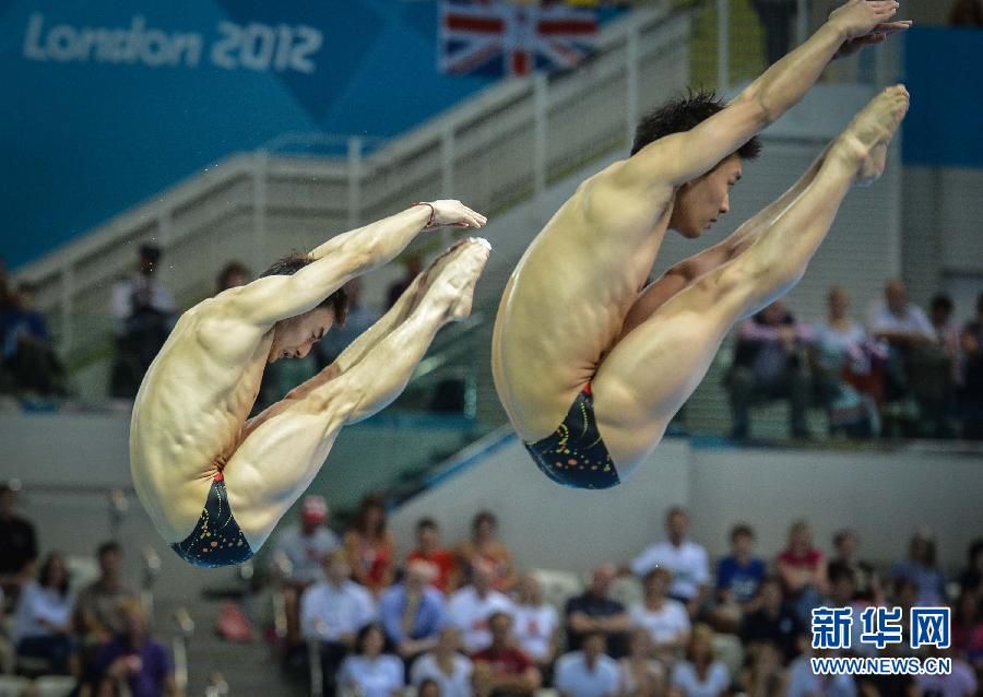 Китайские спортсмены Цинь Кай и Ло Юйтун завоевали олимпийское 'золото' в синхронных прыжках с трехметрового трамплина 