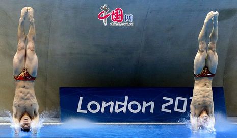 Китайские спортсмены Цинь Кай и Ло Юйтун завоевали олимпийское 'золото' в синхронных прыжках с трехметрового трамплина