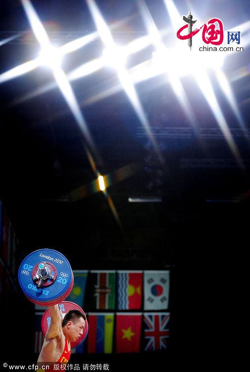 Китайский тяжелоатлет Люй Сяоцзюнь побил мировой рекорд в весовой категории до 77 кг на лондонской Олимпиаде