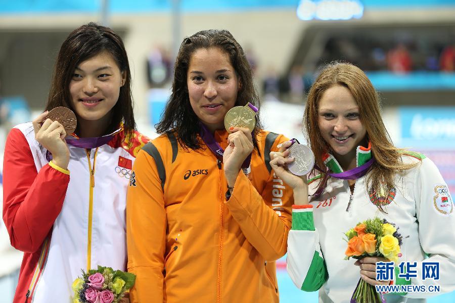 Чемпионкой по этой дисциплине стала нидерландка Раноми Кромовидьо, которая установила олимпийский рекорд с результатом 53,00 секунды. Второе место заняла белорусская девушка Александра Герасименя /53,38/.
