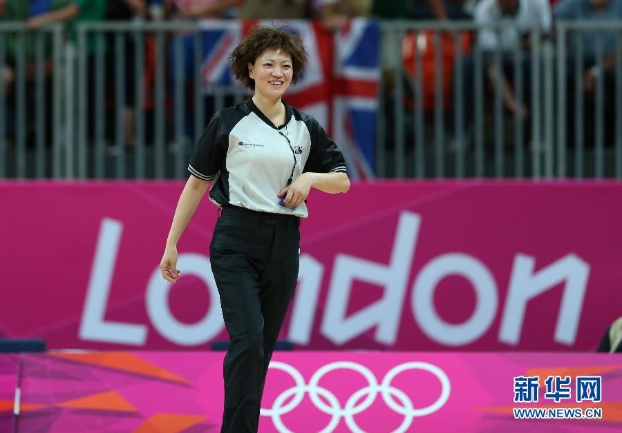Женщина-судья из Китая на соревнованиях по баскетболу на Лондонской Олимпиаде