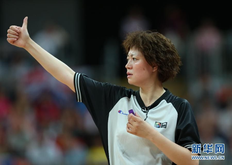 Женщина-судья из Китая на соревнованиях по баскетболу на Лондонской Олимпиаде