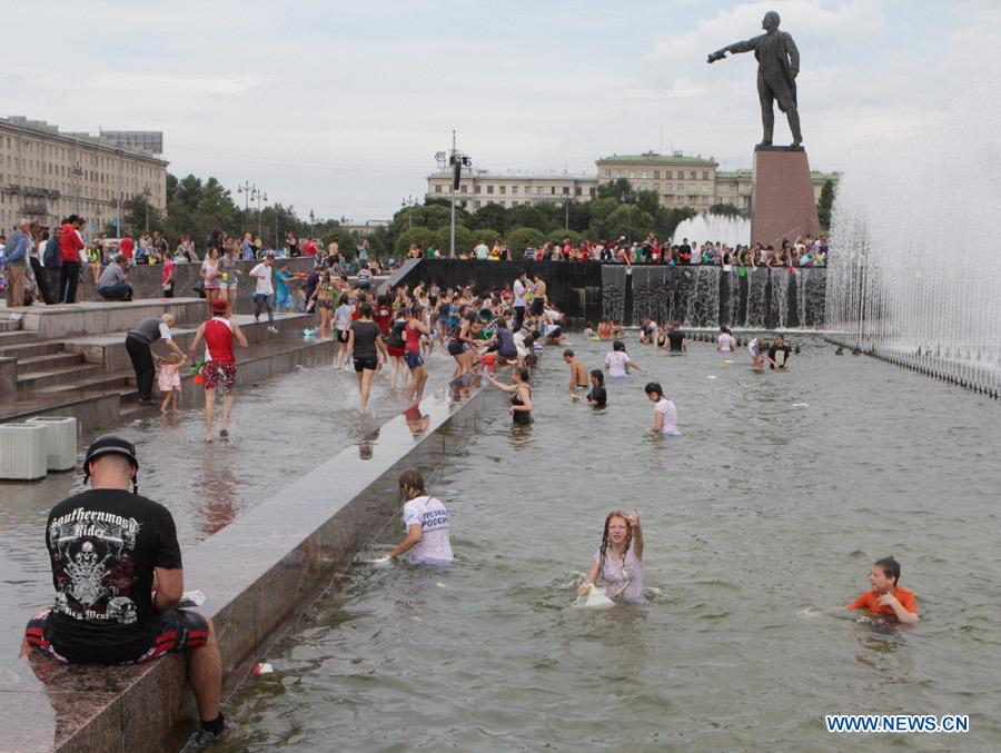 5 августа у фонтанов на Московской площади в Санкт-Петербурге в воскресенье состоялась водная битва.