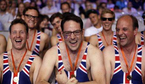 Английские болельщики в особенной одежде смотрели соревнование по тяжелой атлетике среди мужчин в весовой категории до 94 кг