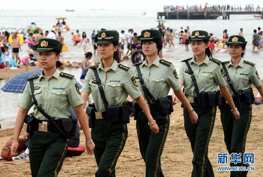Бравый отряд женщин-полицейских патрулирует пляжи Циньхуандао 