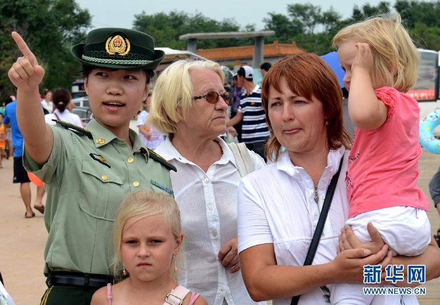 Бравый отряд женщин-полицейских патрулирует пляжи Циньхуандао 