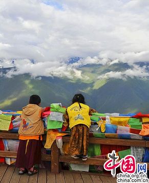 Провинция Юньнань: Заснеженные горы Мэйли под солнцем