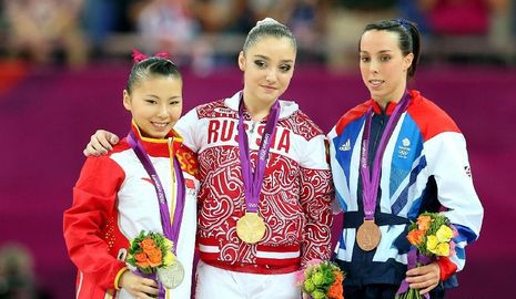 В соревнованиях на брусьях серебро завоевала китаянка Хэ Кэсинь, уступив россиянке Алии Мустафиной