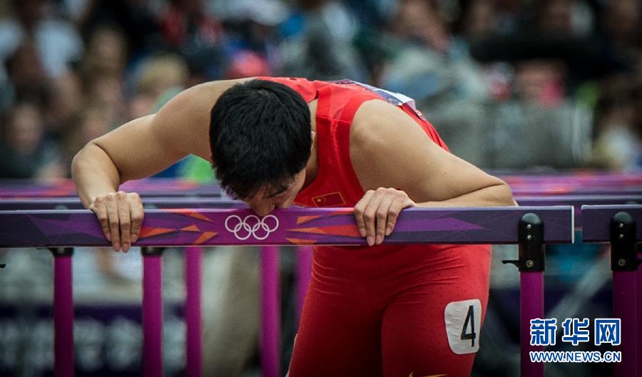 Чемпион афинской Олимпиады, китайский спортсмен Лю Сян упал во время забега на 110 м с препятствиями на Олимпийских играх в Лондоне.