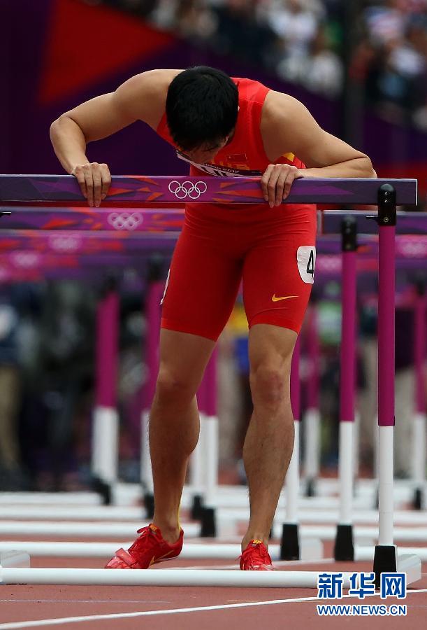 Чемпион афинской Олимпиады, китайский спортсмен Лю Сян упал во время забега на 110 м с препятствиями на Олимпийских играх в Лондоне.
