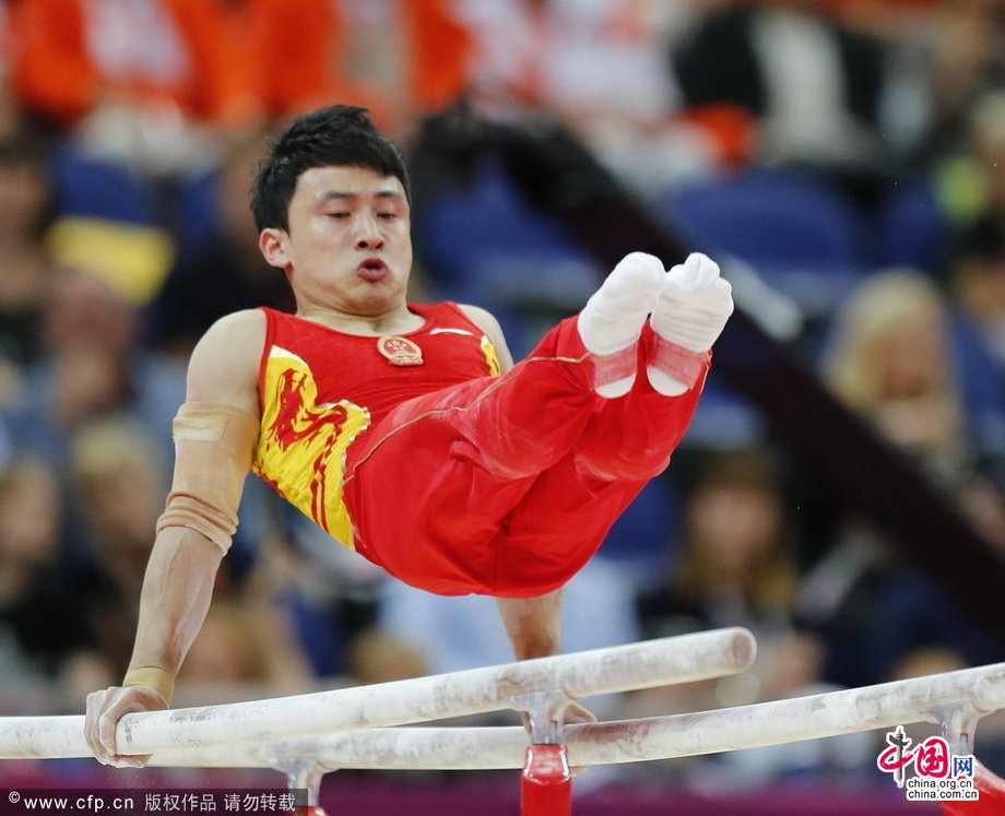 Китайский гимнаст Фэн Чжэ завоевал золотую медаль на Олимпиаде в Лондоне в спортивной гимнастике в упражнении на брусьях с результатом 15,966 балла.