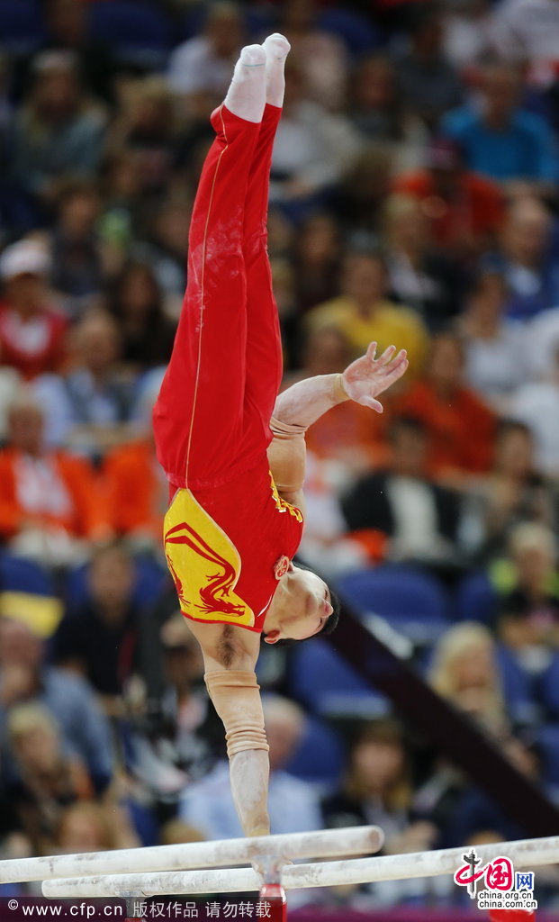 Китайский гимнаст Фэн Чжэ завоевал золотую медаль на Олимпиаде в Лондоне в спортивной гимнастике в упражнении на брусьях с результатом 15,966 балла.