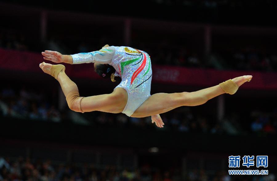 Китаянка Дэн Линьлинь завоевала 'золото' Олимпиады в Лондоне по спортивной гимнастике в упражнении на бревне с результатом 15,600 балла
