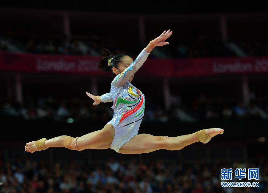 Китаянка Дэн Линьлинь завоевала 'золото' Олимпиады в Лондоне по спортивной гимнастике в упражнении на бревне с результатом 15,600 балла и принесла китайской спортивной делегации 33-ю золотую медаль